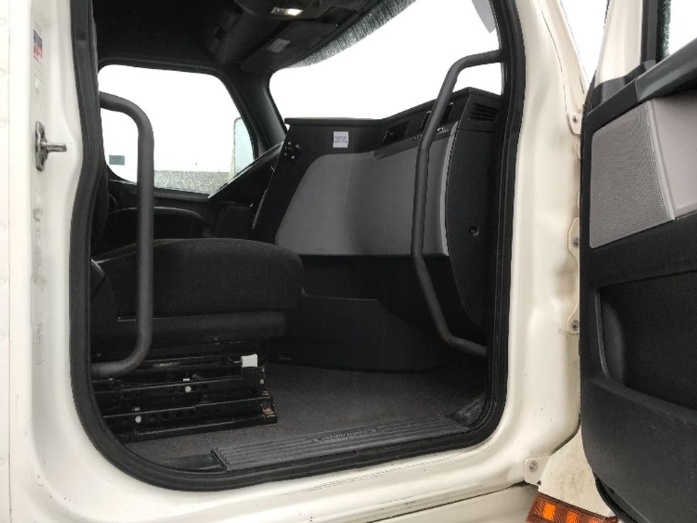 Sleeper Tractor-Heavy Duty Tractors-Freightliner-2019-T12664ST-Delta-BC-1,123,686\n\t\tkm-$ 56,000 - Image 13