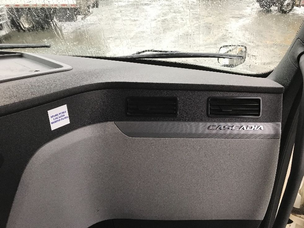 Sleeper Tractor-Heavy Duty Tractors-Freightliner-2019-T12664ST-Delta-BC-1,123,686\n\t\tkm-$ 56,000 - Image 14