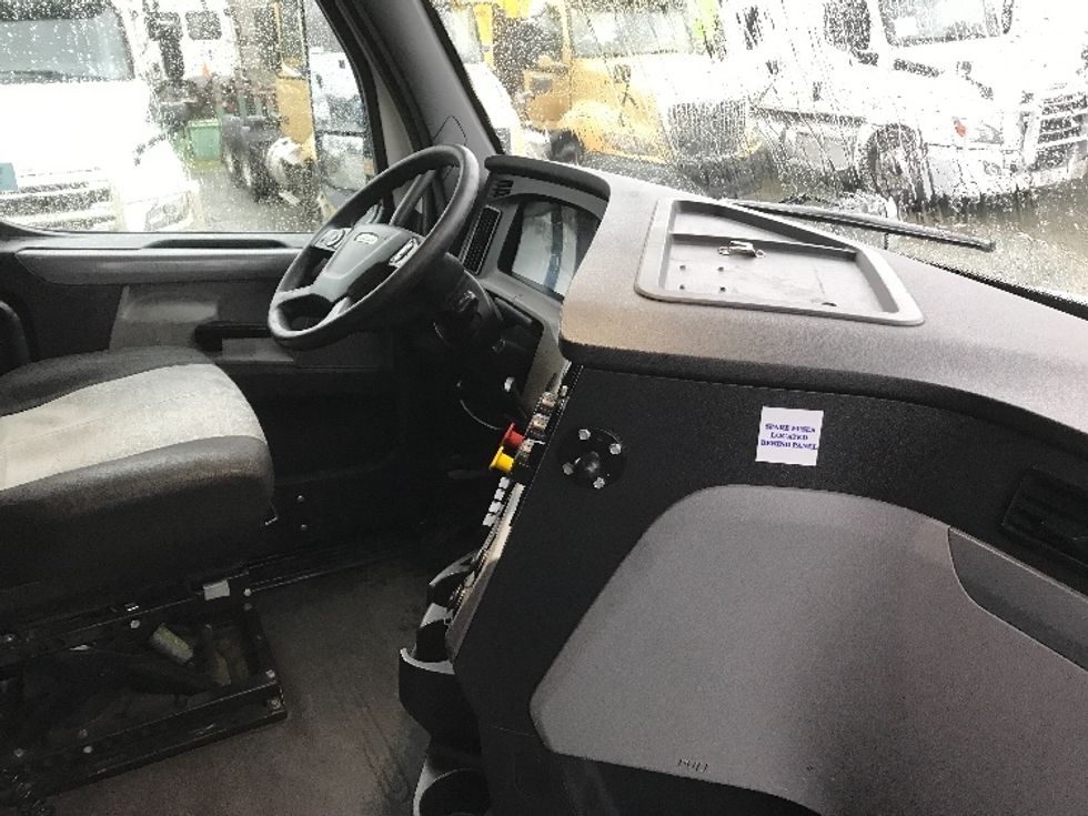 Sleeper Tractor-Heavy Duty Tractors-Freightliner-2019-T12664ST-Delta-BC-1,123,686\n\t\tkm-$ 56,000 - Image 15