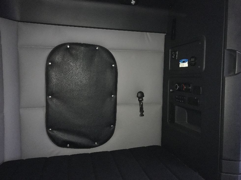 Sleeper Tractor-Heavy Duty Tractors-Freightliner-2019-T12664ST-Delta-BC-1,123,686\n\t\tkm-$ 56,000 - Image 18