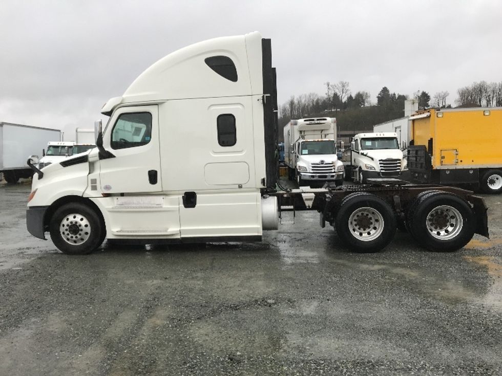 Sleeper Tractor-Heavy Duty Tractors-Freightliner-2019-T12664ST-Delta-BC-1,123,686\n\t\tkm-$ 56,000 - Image 4