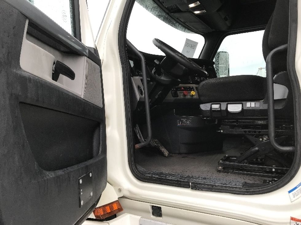 Sleeper Tractor-Heavy Duty Tractors-Freightliner-2019-T12664ST-Delta-BC-1,123,686\n\t\tkm-$ 56,000 - Image 9