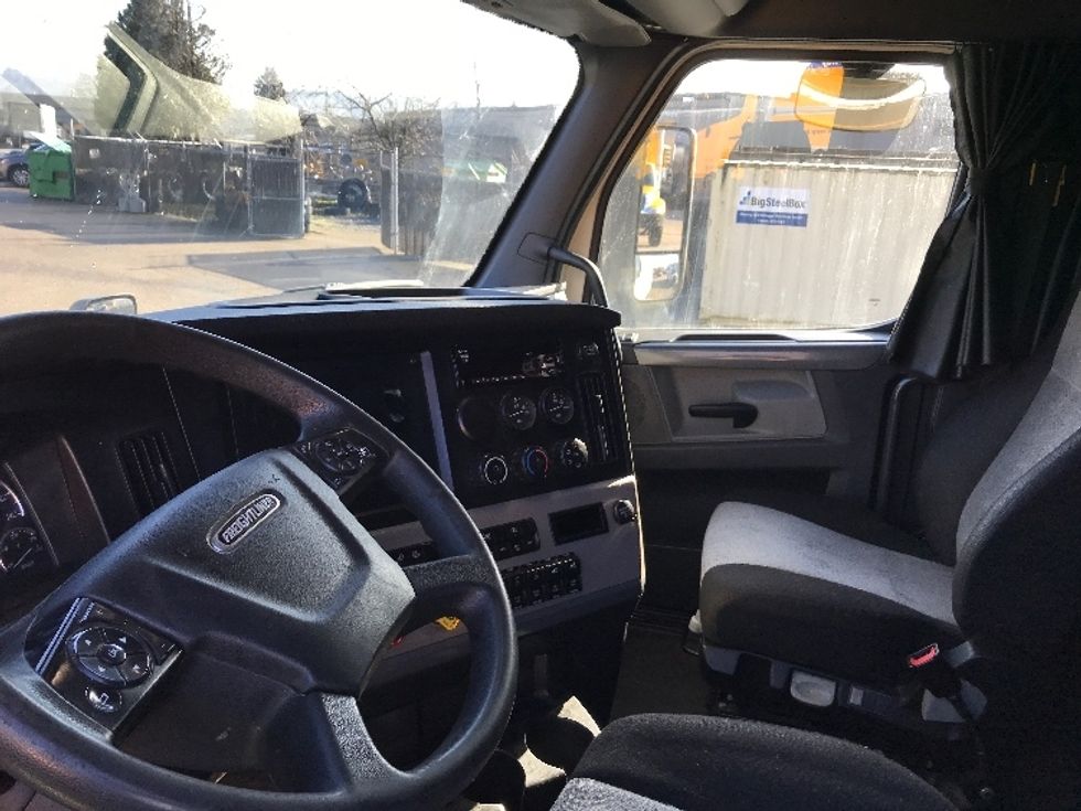 Sleeper Tractor-Heavy Duty Tractors-Freightliner-2019-T12664ST-Delta-BC-505,572\n\t\tkm-$ 75,000 - Image 10