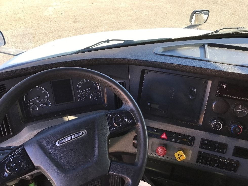 Sleeper Tractor-Heavy Duty Tractors-Freightliner-2019-T12664ST-Delta-BC-505,572\n\t\tkm-$ 75,000 - Image 11