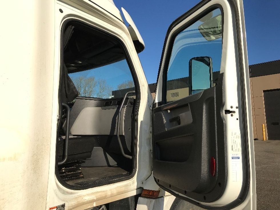Sleeper Tractor-Heavy Duty Tractors-Freightliner-2019-T12664ST-Delta-BC-505,572\n\t\tkm-$ 75,000 - Image 13