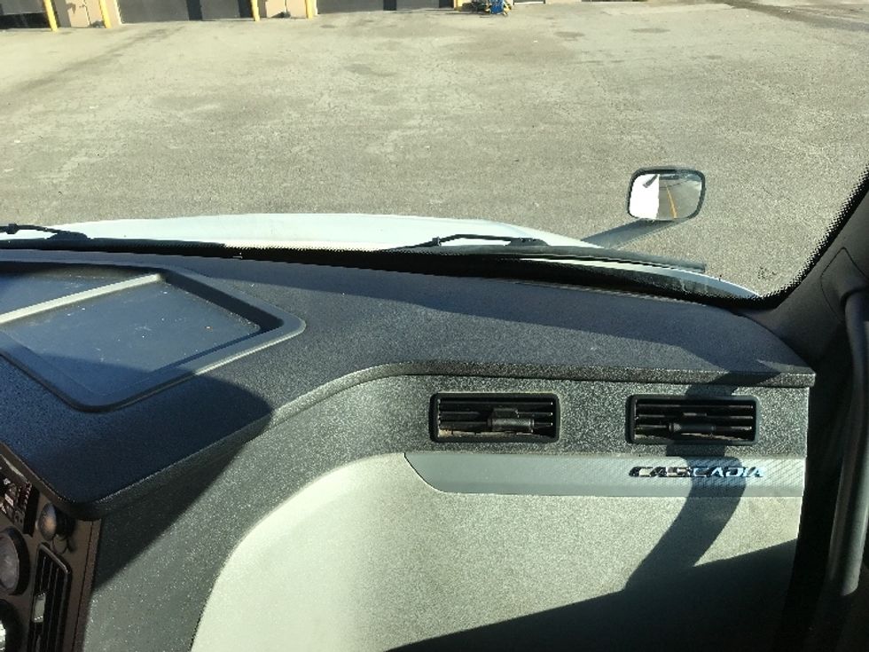 Sleeper Tractor-Heavy Duty Tractors-Freightliner-2019-T12664ST-Delta-BC-505,572\n\t\tkm-$ 75,000 - Image 14