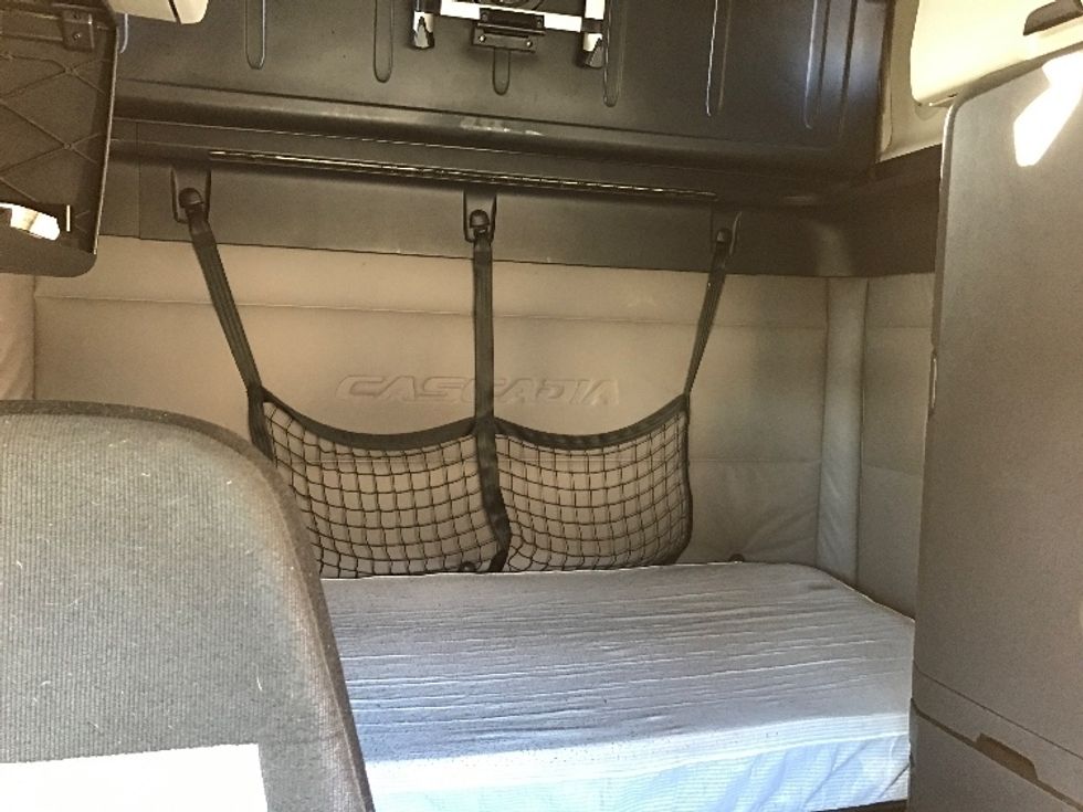 Sleeper Tractor-Heavy Duty Tractors-Freightliner-2019-T12664ST-Delta-BC-505,572\n\t\tkm-$ 75,000 - Image 16