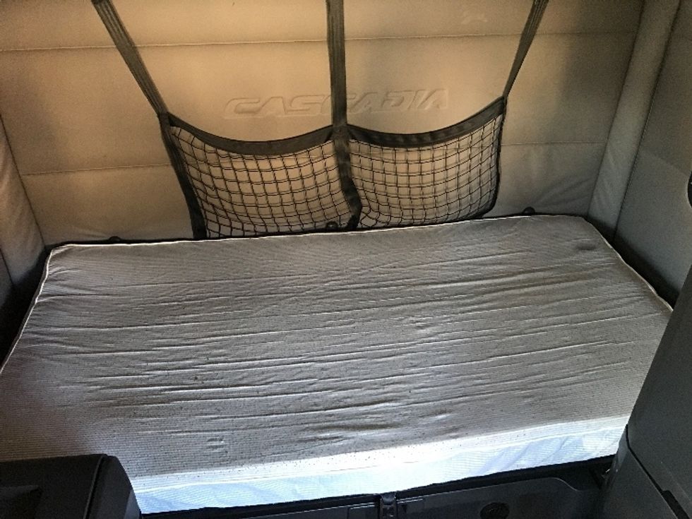 Sleeper Tractor-Heavy Duty Tractors-Freightliner-2019-T12664ST-Delta-BC-505,572\n\t\tkm-$ 75,000 - Image 17