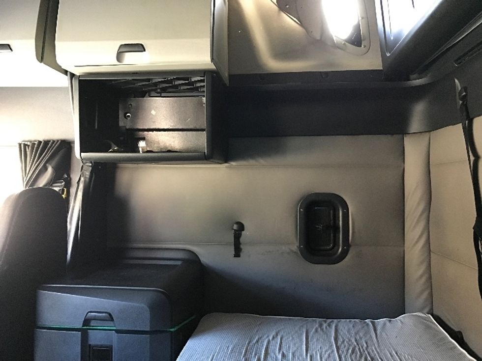 Sleeper Tractor-Heavy Duty Tractors-Freightliner-2019-T12664ST-Delta-BC-505,572\n\t\tkm-$ 75,000 - Image 19