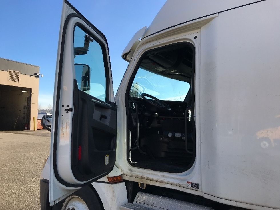 Sleeper Tractor-Heavy Duty Tractors-Freightliner-2019-T12664ST-Delta-BC-505,572\n\t\tkm-$ 75,000 - Image 9