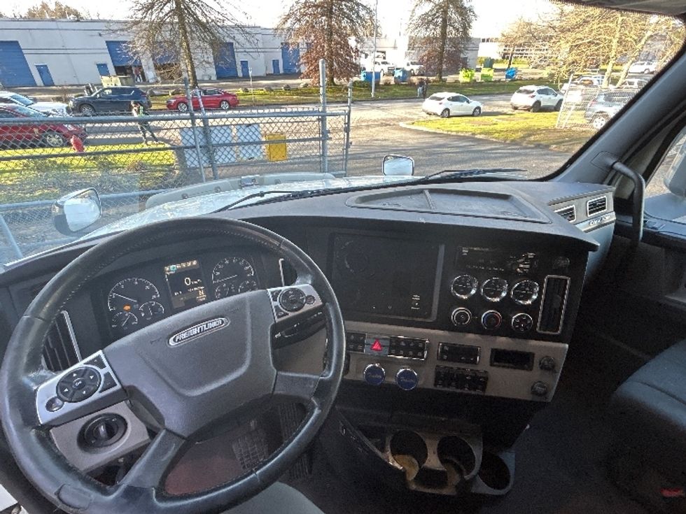 Sleeper Tractor-Heavy Duty Tractors-Freightliner-2019-T12664ST-Delta-BC-591,862\n\t\tkm-$ 73,250 - Image 10
