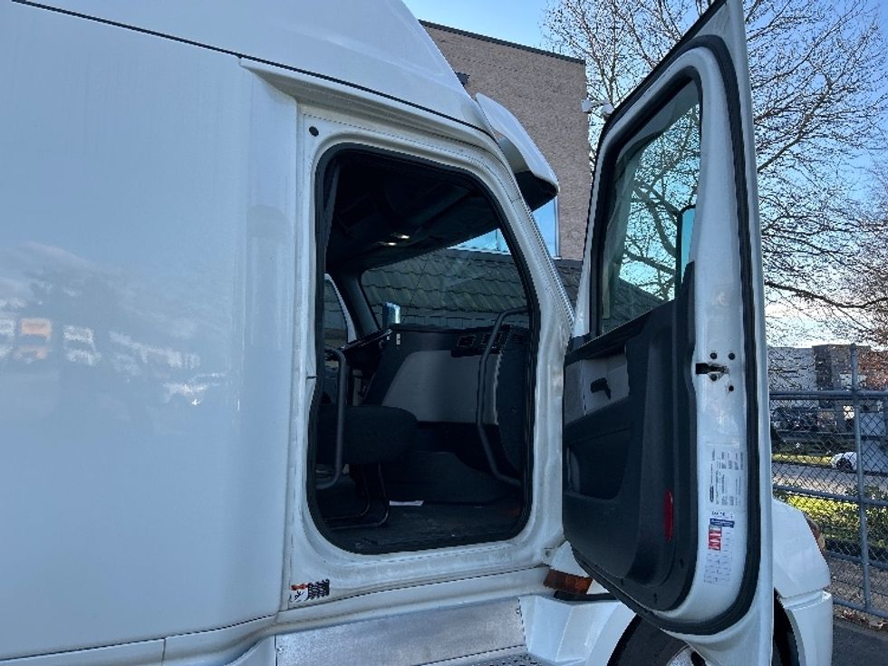 Sleeper Tractor-Heavy Duty Tractors-Freightliner-2019-T12664ST-Delta-BC-591,862\n\t\tkm-$ 73,250 - Image 12