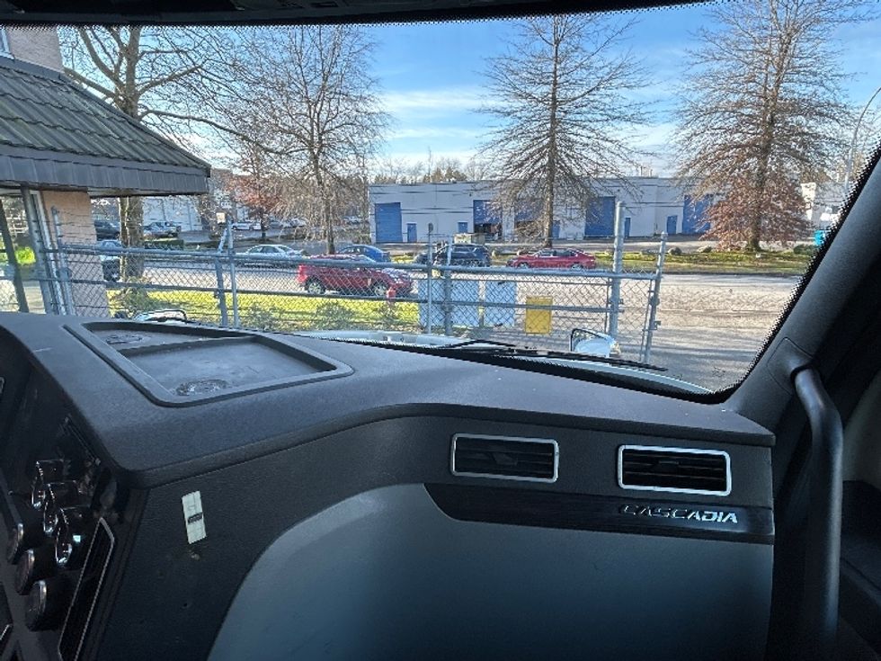 Sleeper Tractor-Heavy Duty Tractors-Freightliner-2019-T12664ST-Delta-BC-591,862\n\t\tkm-$ 73,250 - Image 13