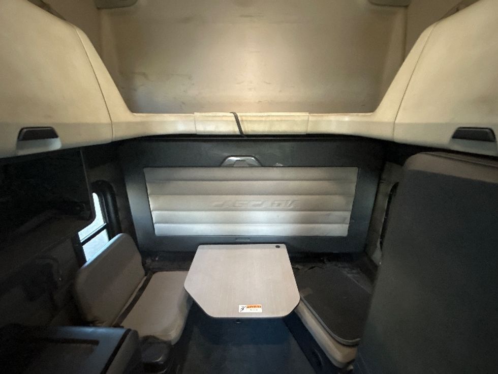 Sleeper Tractor-Heavy Duty Tractors-Freightliner-2019-T12664ST-Delta-BC-591,862\n\t\tkm-$ 73,250 - Image 15