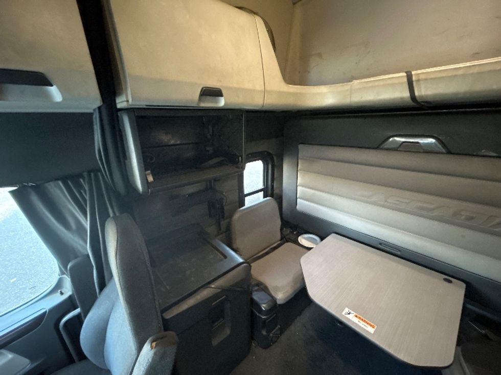 Sleeper Tractor-Heavy Duty Tractors-Freightliner-2019-T12664ST-Delta-BC-591,862\n\t\tkm-$ 73,250 - Image 17