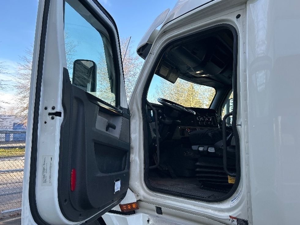 Sleeper Tractor-Heavy Duty Tractors-Freightliner-2019-T12664ST-Delta-BC-591,862\n\t\tkm-$ 73,250 - Image 9