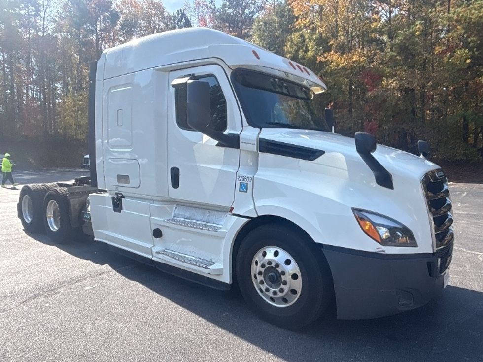 Sleeper Tractor-Heavy Duty Tractors-Freightliner-2019-T12664ST-Duluth-GA-338,254\n\t\tmiles-$ 68,250 - Image 1