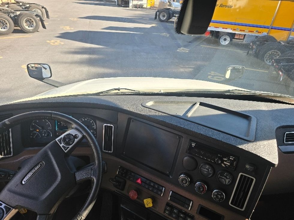 Sleeper Tractor-Heavy Duty Tractors-Freightliner-2019-T12664ST-Duluth-GA-338,254\n\t\tmiles-$ 68,250 - Image 11