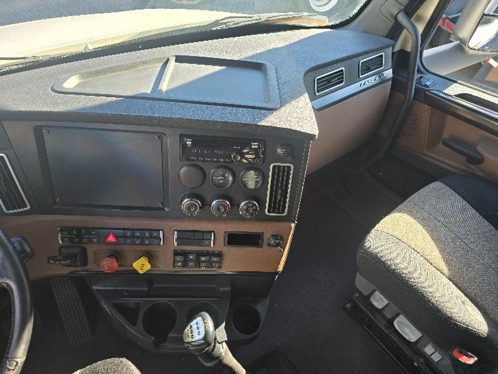 Sleeper Tractor-Heavy Duty Tractors-Freightliner-2019-T12664ST-Duluth-GA-338,254\n\t\tmiles-$ 68,250 - Image 12