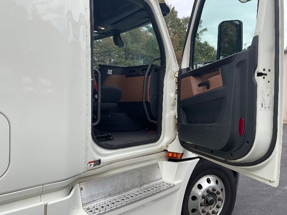 Sleeper Tractor-Heavy Duty Tractors-Freightliner-2019-T12664ST-Duluth-GA-338,254\n\t\tmiles-$ 68,250 - Image 13