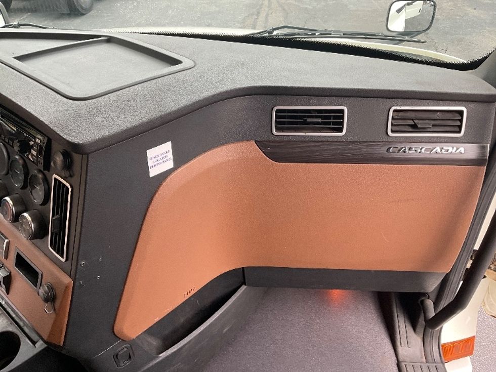 Sleeper Tractor-Heavy Duty Tractors-Freightliner-2019-T12664ST-Duluth-GA-338,254\n\t\tmiles-$ 68,250 - Image 14