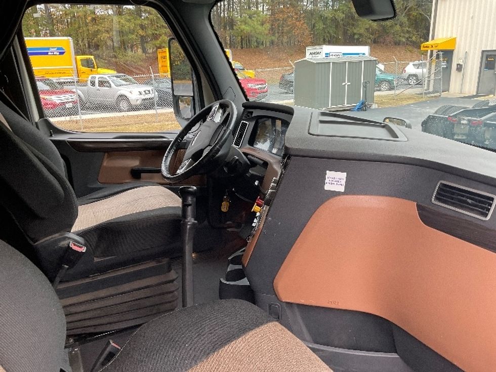 Sleeper Tractor-Heavy Duty Tractors-Freightliner-2019-T12664ST-Duluth-GA-338,254\n\t\tmiles-$ 68,250 - Image 15