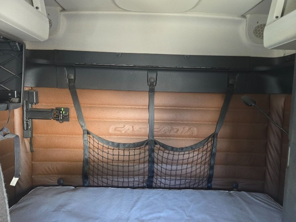 Sleeper Tractor-Heavy Duty Tractors-Freightliner-2019-T12664ST-Duluth-GA-338,254\n\t\tmiles-$ 68,250 - Image 16