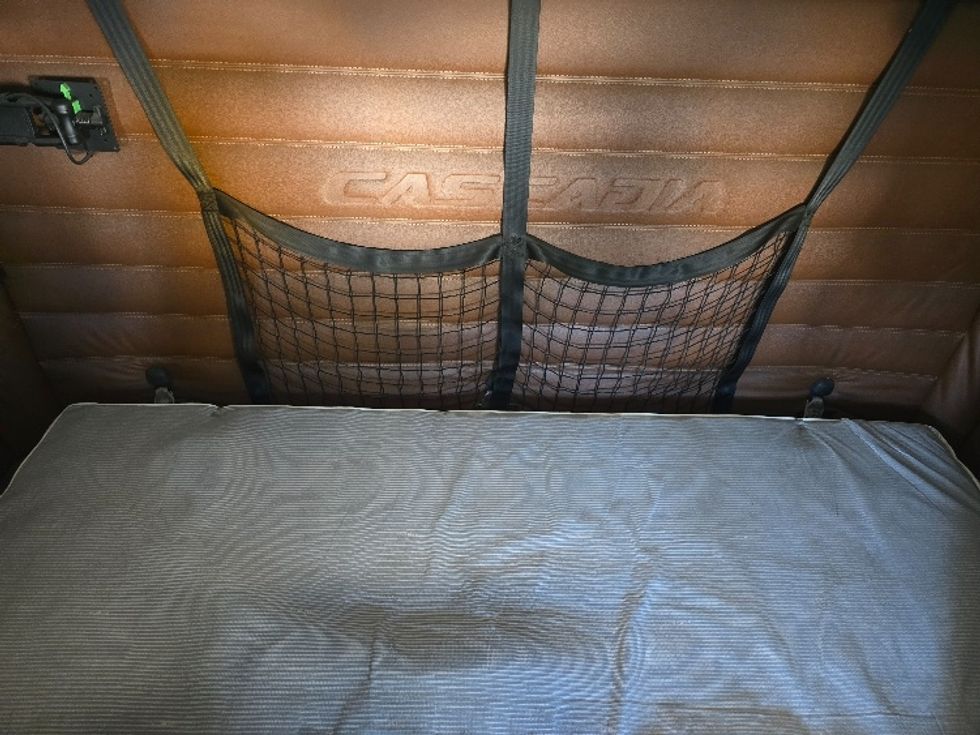 Sleeper Tractor-Heavy Duty Tractors-Freightliner-2019-T12664ST-Duluth-GA-338,254\n\t\tmiles-$ 68,250 - Image 17