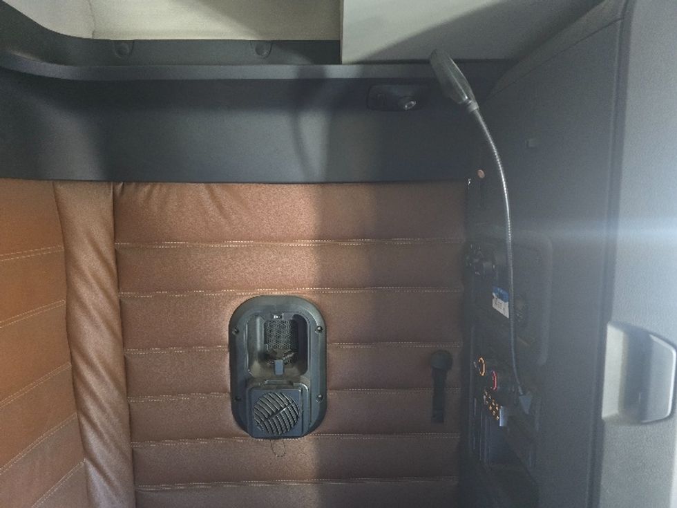 Sleeper Tractor-Heavy Duty Tractors-Freightliner-2019-T12664ST-Duluth-GA-338,254\n\t\tmiles-$ 68,250 - Image 18