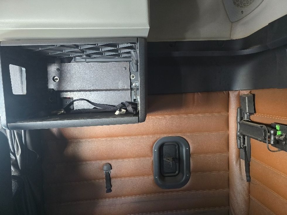 Sleeper Tractor-Heavy Duty Tractors-Freightliner-2019-T12664ST-Duluth-GA-338,254\n\t\tmiles-$ 68,250 - Image 19