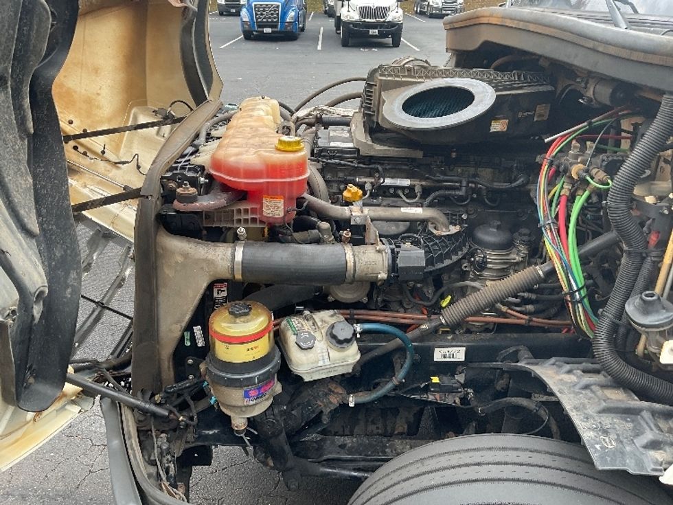 Sleeper Tractor-Heavy Duty Tractors-Freightliner-2019-T12664ST-Duluth-GA-338,254\n\t\tmiles-$ 68,250 - Image 21