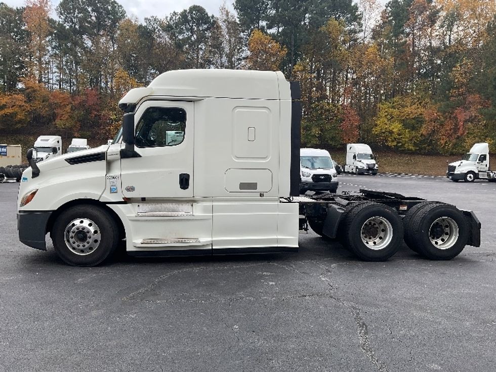 Sleeper Tractor-Heavy Duty Tractors-Freightliner-2019-T12664ST-Duluth-GA-338,254\n\t\tmiles-$ 68,250 - Image 4