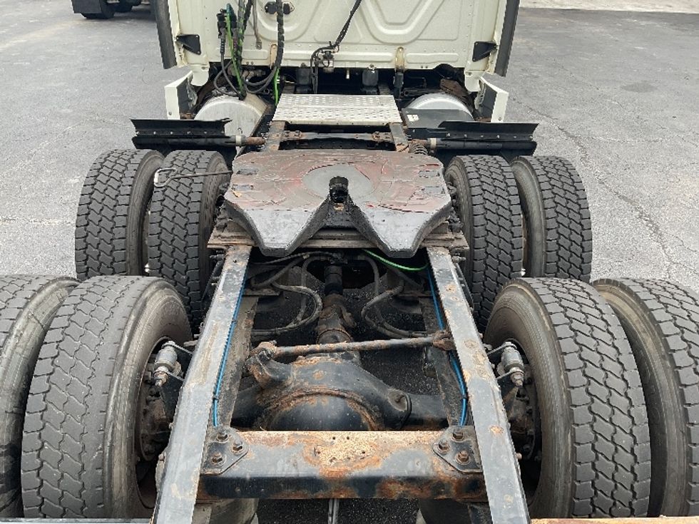 Sleeper Tractor-Heavy Duty Tractors-Freightliner-2019-T12664ST-Duluth-GA-338,254\n\t\tmiles-$ 68,250 - Image 6