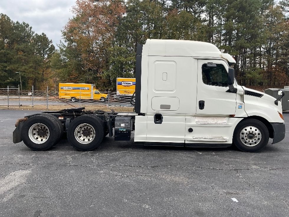 Sleeper Tractor-Heavy Duty Tractors-Freightliner-2019-T12664ST-Duluth-GA-338,254\n\t\tmiles-$ 68,250 - Image 8