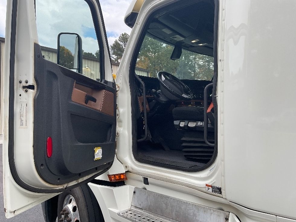 Sleeper Tractor-Heavy Duty Tractors-Freightliner-2019-T12664ST-Duluth-GA-338,254\n\t\tmiles-$ 68,250 - Image 9
