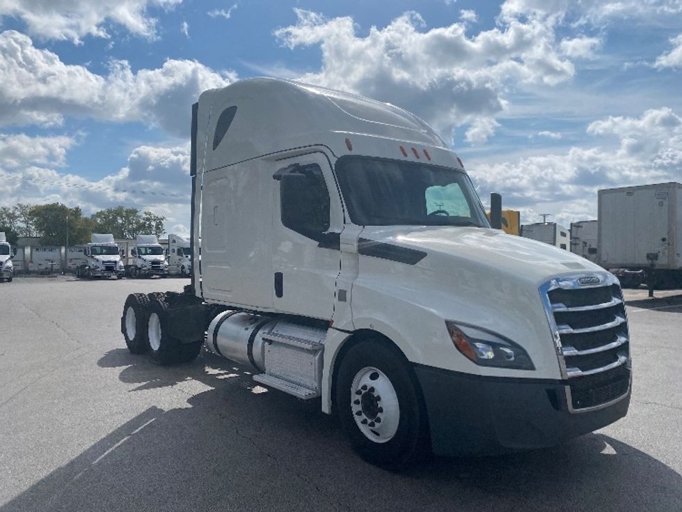 Sleeper Tractor-Heavy Duty Tractors-Freightliner-2019-T12664ST-East Chicago-IN-529,725\n\t\tmiles-$ 54,000 - Image 1