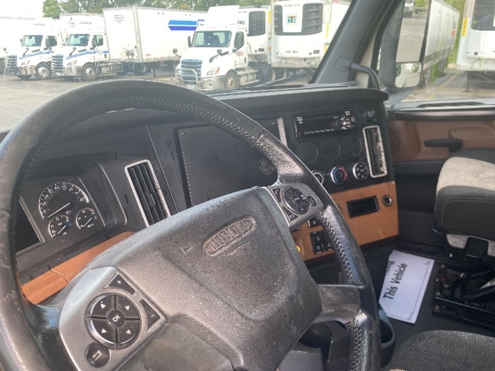 Sleeper Tractor-Heavy Duty Tractors-Freightliner-2019-T12664ST-East Chicago-IN-529,725\n\t\tmiles-$ 54,000 - Image 10