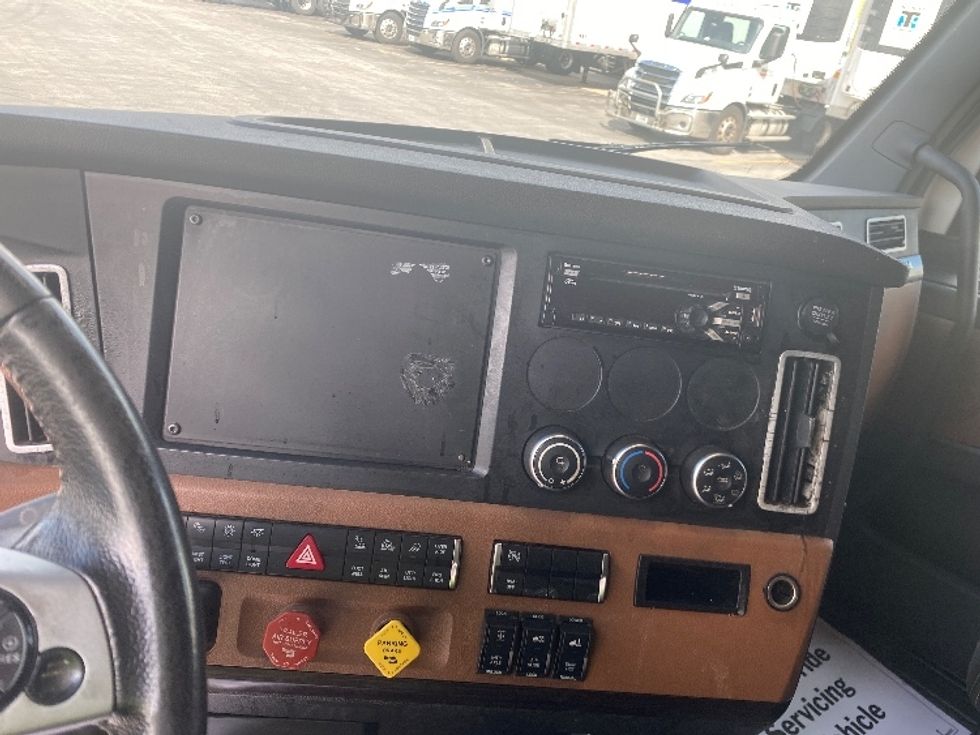 Sleeper Tractor-Heavy Duty Tractors-Freightliner-2019-T12664ST-East Chicago-IN-529,725\n\t\tmiles-$ 54,000 - Image 12