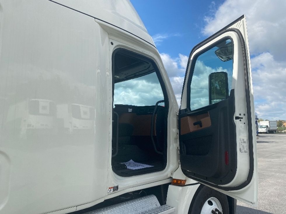 Sleeper Tractor-Heavy Duty Tractors-Freightliner-2019-T12664ST-East Chicago-IN-529,725\n\t\tmiles-$ 54,000 - Image 13