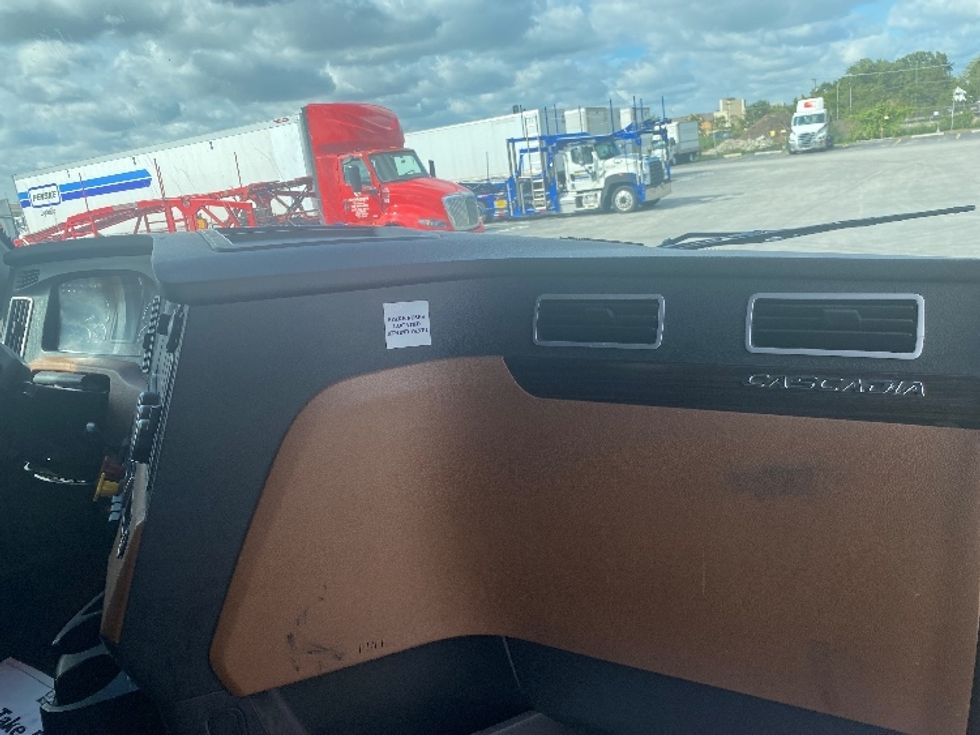 Sleeper Tractor-Heavy Duty Tractors-Freightliner-2019-T12664ST-East Chicago-IN-529,725\n\t\tmiles-$ 54,000 - Image 14