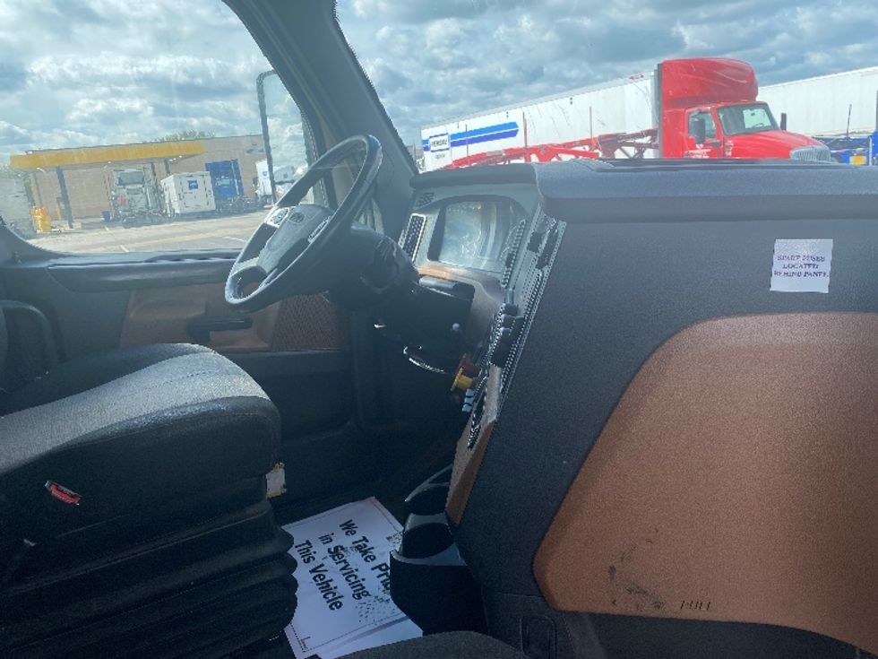 Sleeper Tractor-Heavy Duty Tractors-Freightliner-2019-T12664ST-East Chicago-IN-529,725\n\t\tmiles-$ 54,000 - Image 15