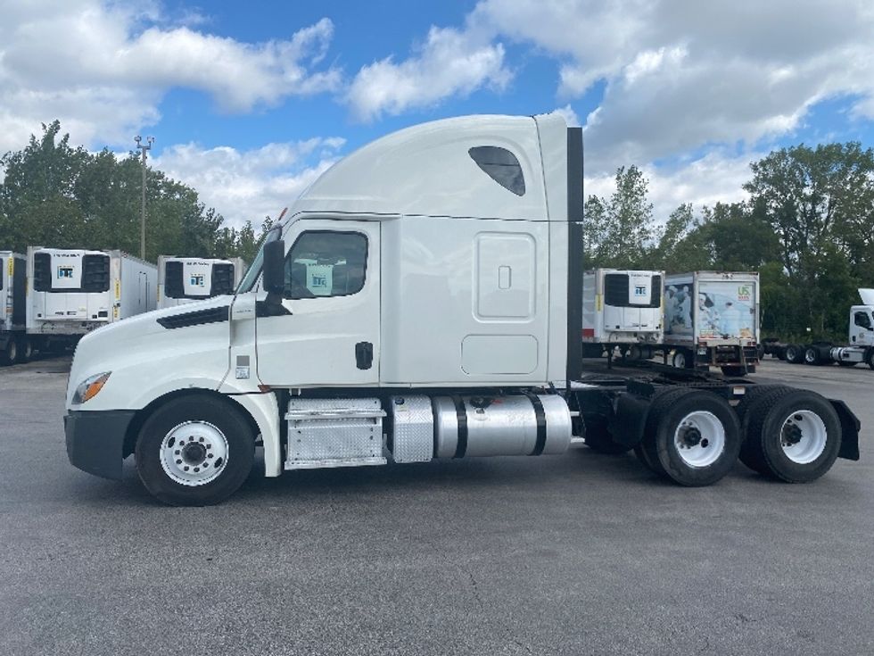 Sleeper Tractor-Heavy Duty Tractors-Freightliner-2019-T12664ST-East Chicago-IN-529,725\n\t\tmiles-$ 54,000 - Image 4