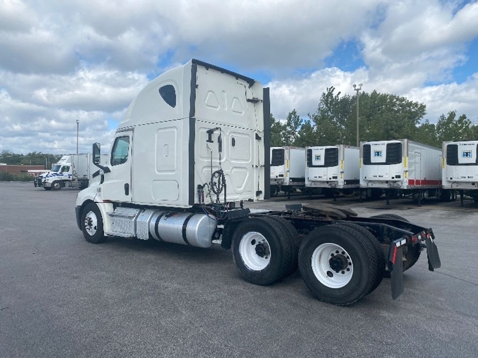 Sleeper Tractor-Heavy Duty Tractors-Freightliner-2019-T12664ST-East Chicago-IN-529,725\n\t\tmiles-$ 54,000 - Image 5