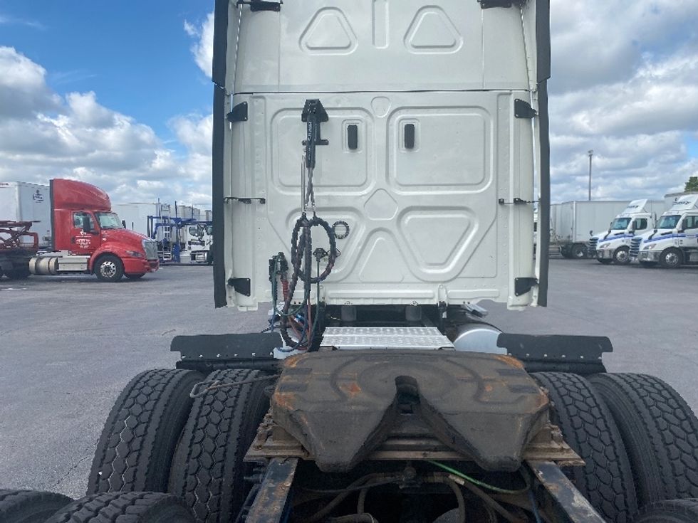 Sleeper Tractor-Heavy Duty Tractors-Freightliner-2019-T12664ST-East Chicago-IN-529,725\n\t\tmiles-$ 54,000 - Image 6