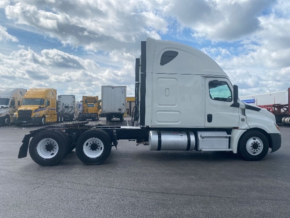 Sleeper Tractor-Heavy Duty Tractors-Freightliner-2019-T12664ST-East Chicago-IN-529,725\n\t\tmiles-$ 54,000 - Image 8