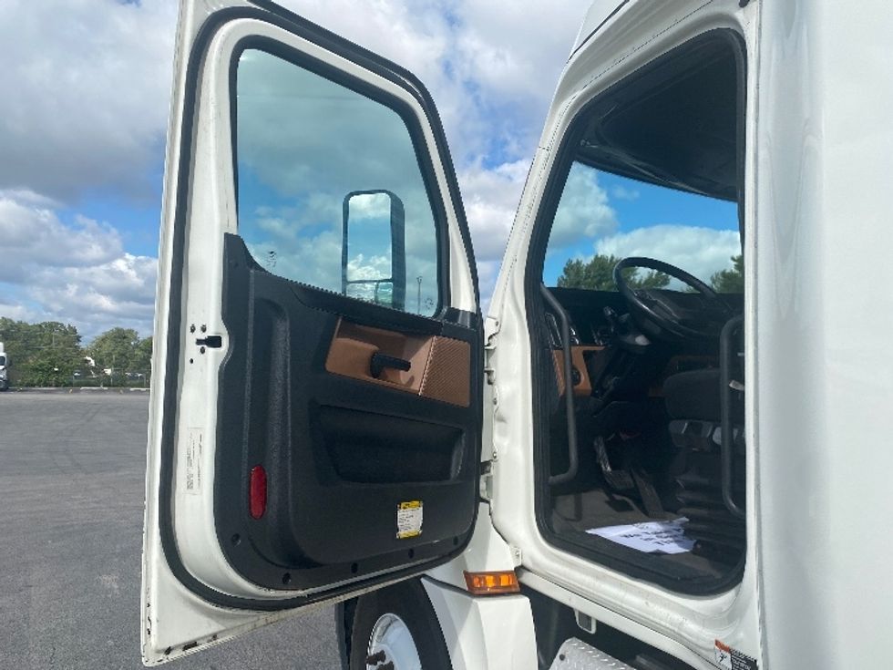 Sleeper Tractor-Heavy Duty Tractors-Freightliner-2019-T12664ST-East Chicago-IN-529,725\n\t\tmiles-$ 54,000 - Image 9