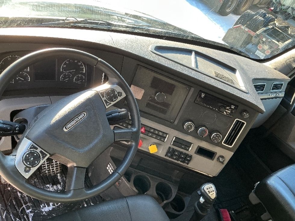 Sleeper Tractor-Heavy Duty Tractors-Freightliner-2019-T12664ST-Edmonton-AB-1,114,044\n\t\tkm-$ 46,750 - Image 11