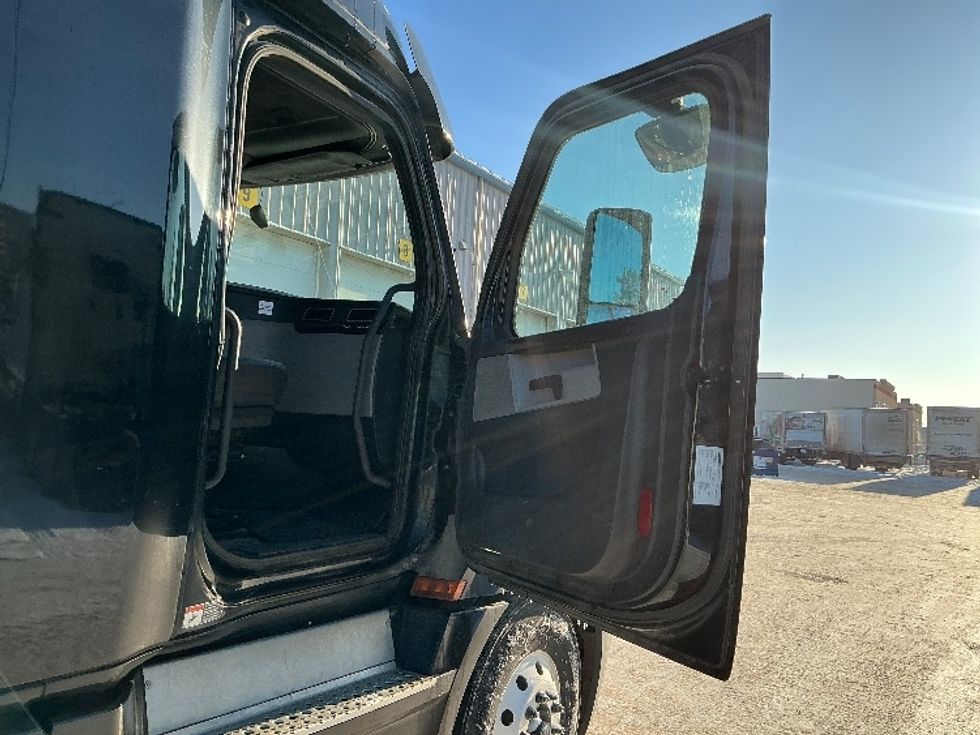 Sleeper Tractor-Heavy Duty Tractors-Freightliner-2019-T12664ST-Edmonton-AB-1,114,044\n\t\tkm-$ 46,750 - Image 13