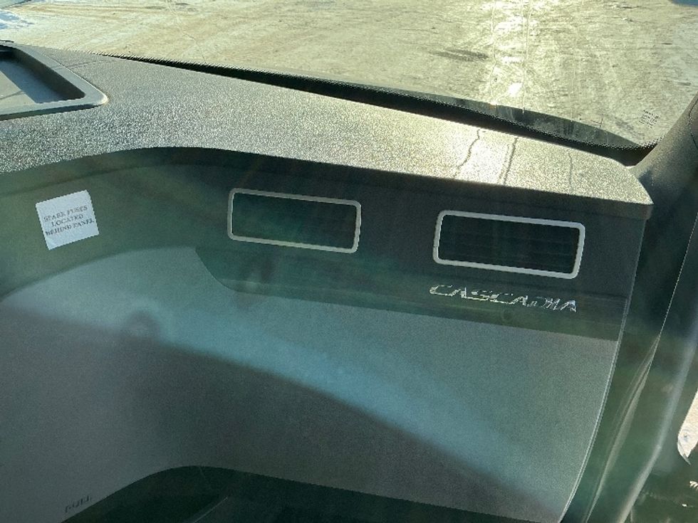 Sleeper Tractor-Heavy Duty Tractors-Freightliner-2019-T12664ST-Edmonton-AB-1,114,044\n\t\tkm-$ 46,750 - Image 14