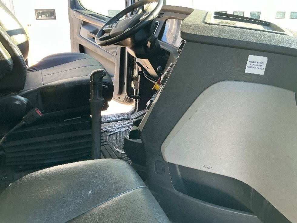 Sleeper Tractor-Heavy Duty Tractors-Freightliner-2019-T12664ST-Edmonton-AB-1,114,044\n\t\tkm-$ 46,750 - Image 15